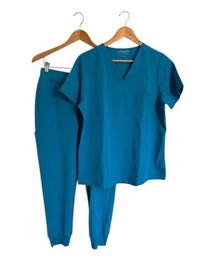 Mandala Scrub Set in Azure One Pocket Scrub Top Size M Jogger Bottoms MP NWT